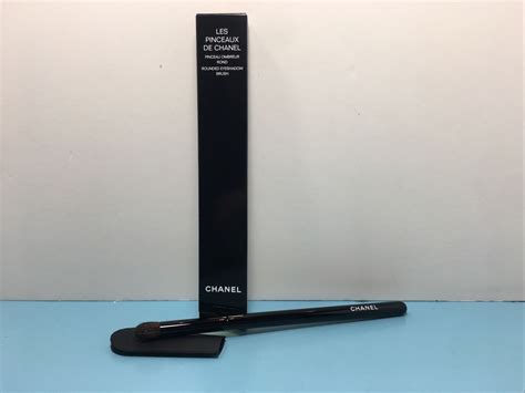 chanel les pinceaux de chanel rounded eyeshadow brush|chanel brush no 102.